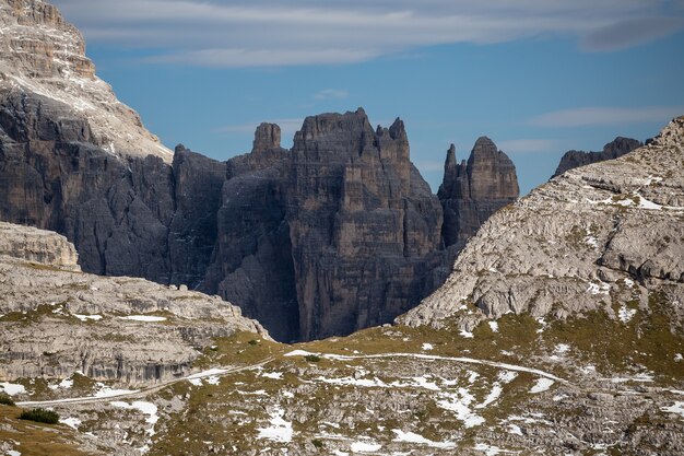 Splendido scenario delle cime rocciose e innevate delle Tre Cime di Lavaredo, Dolomiti, Belluno, Italia