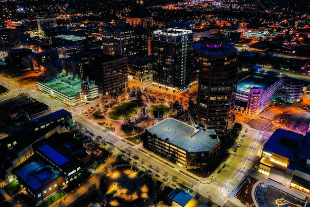 Splendido scenario delle luci della città di Greensboro dall'alto in una notte limpida