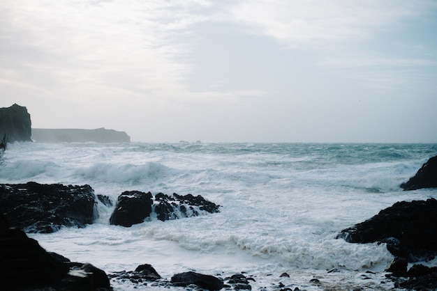 Splendido scenario delle onde del mare che si infrangono sulle formazioni rocciose