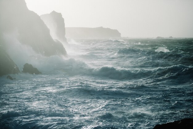 Splendido scenario delle onde del mare che si infrangono sulle formazioni rocciose