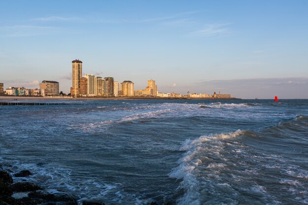 Splendido scenario delle onde dell'oceano calmo che si spostano verso la riva a Vlissingen, Zeeland