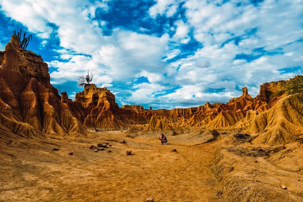 Splendido scenario delle rocce rosse nel deserto di Tatacoa in Colombia sotto il cielo nuvoloso