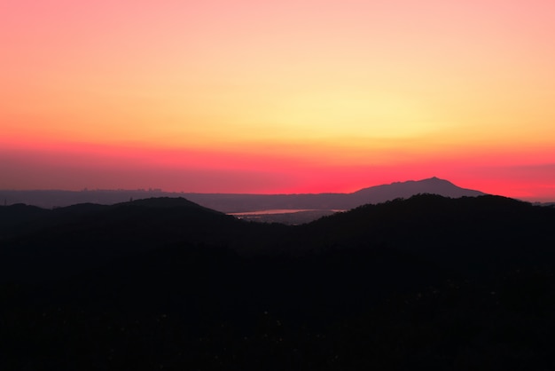 Splendido scenario di alte colline erbose sotto il cielo al tramonto mozzafiato
