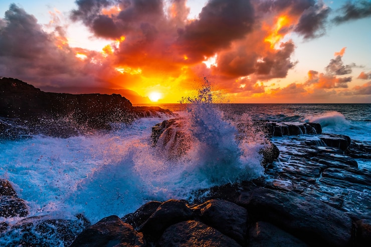 Foto gratuito splendido scenario di formazioni rocciose in riva al mare a queens bath, kauai, hawaii al tramonto