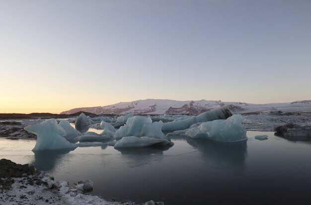 Splendido scenario di Jokulsarlon, laguna glaciale, Islanda, Europa durante il tramonto