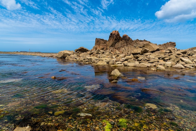 Splendido scenario di Le gouffre de Plougrescant in Bretagna, Francia