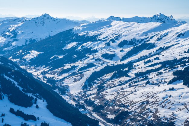 Splendido scenario di montagne coperte di neve in Svizzera