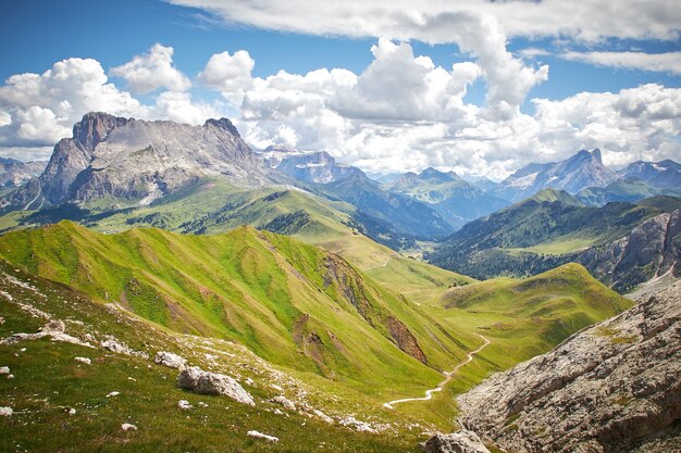Splendido scenario di montagne rocciose con un paesaggio verde sotto un cielo nuvoloso
