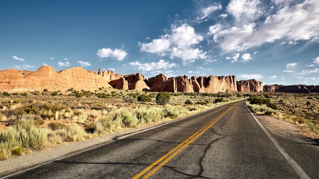 Splendido scenario di un'autostrada in un paesaggio di canyon nel parco nazionale di Arches, Utah - USA