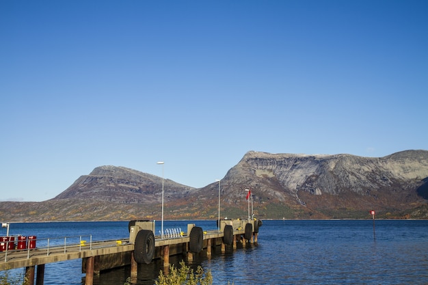 Splendido scenario di un lago e fiordi in Norvegia sotto un cielo blu chiaro