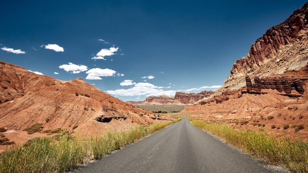 Splendido scenario di un paesaggio di canyon nel Parco nazionale di Capitole Reef