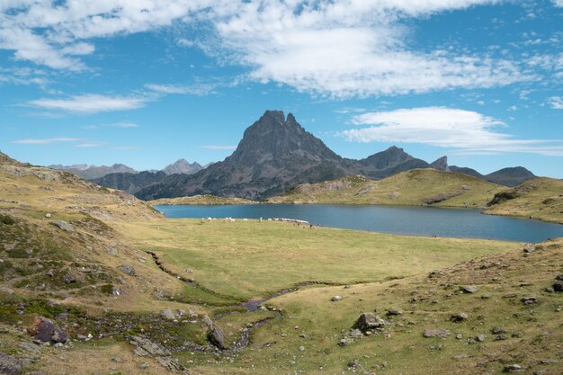 Splendido scenario di un paesaggio montuoso sotto un cielo nuvoloso