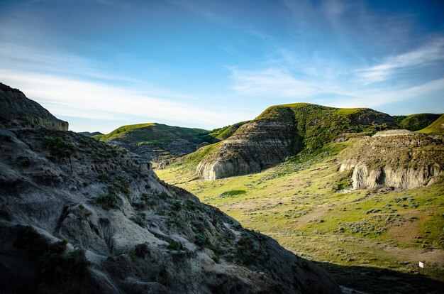 Splendido scenario di un verde paesaggio montuoso con colline