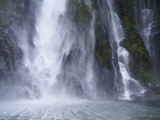 Splendido scenario di una potente cascata nei fiordi della Nuova Zelanda