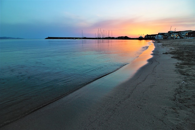 Splendido scenario di una spiaggia durante il tramonto sotto il cielo mozzafiato