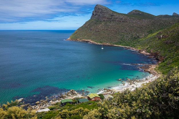 Splendido scenario montuoso sulla spiaggia di Capo di Buona Speranza, Città del Capo, Sudafrica