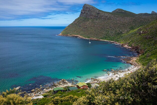 Splendido scenario montuoso sulla spiaggia di Capo di Buona Speranza, Città del Capo, Sudafrica