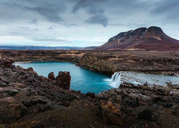 Splendido scenario naturale con lago e colline