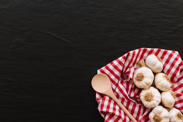 Spoon e aglio sul tovagliolo