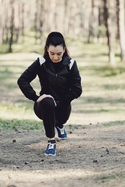 Sport all'aperto, ragazza che allunga, ragazza che allunga