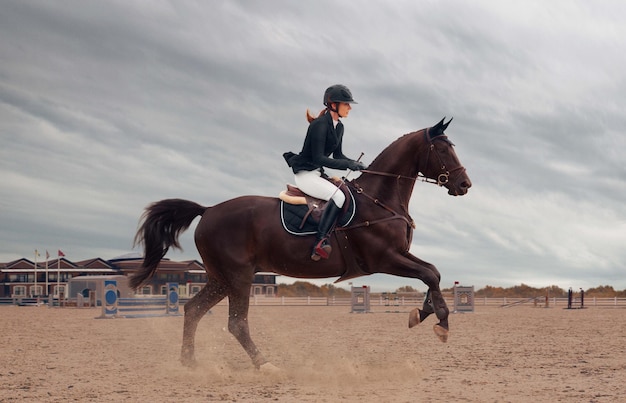 Sport equestre Ragazza giovane cavalca a cavallo in campionato