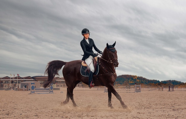 Sport equestre Ragazza giovane cavalca a cavallo in campionato