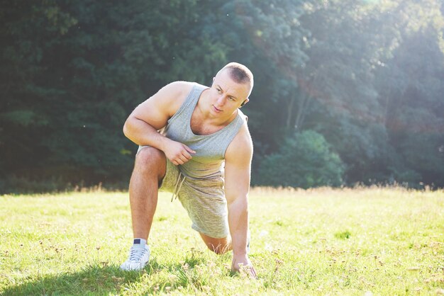 Sport, esercizio fisico, fitness, allenamento. Uno stile di vita sano. alba la mattina presto in controluce.