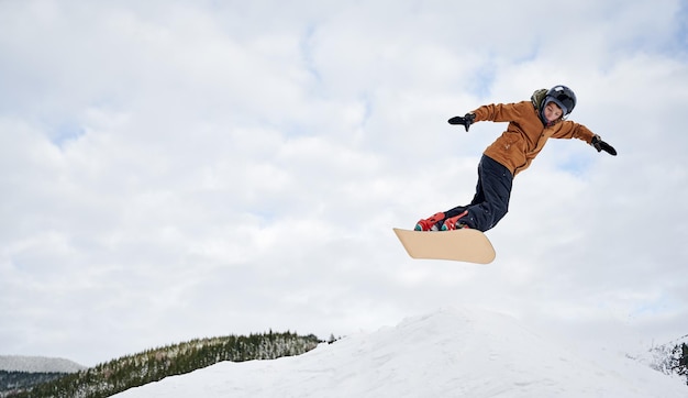 Sport invernali Sciatore che fa trucchi in montagna nella stagione invernale