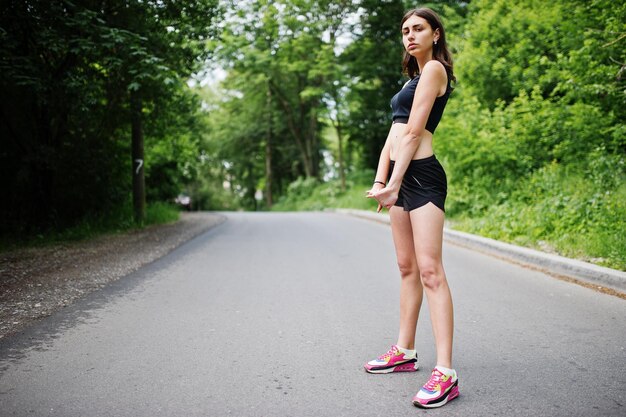 Sport ragazza in abbigliamento sportivo che si esercita in un parco verde e formazione in natura Uno stile di vita sano