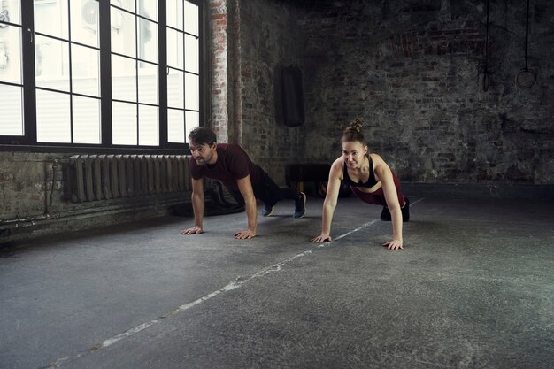 Sportivi a tutto campo che fanno burpees