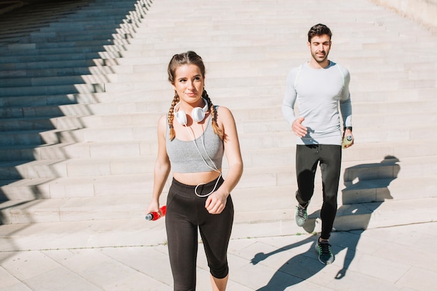 Sportivi che camminano al sole sulla strada