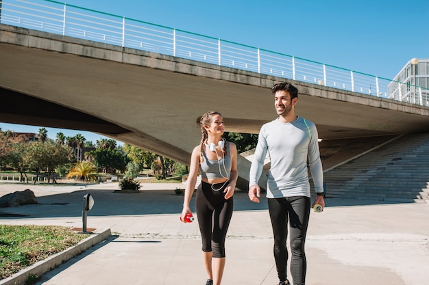 Sportivi che ridono agghiacciante sulla strada