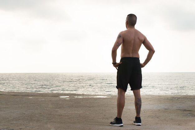 Sportivo contemplativo senza camicia che ama la natura