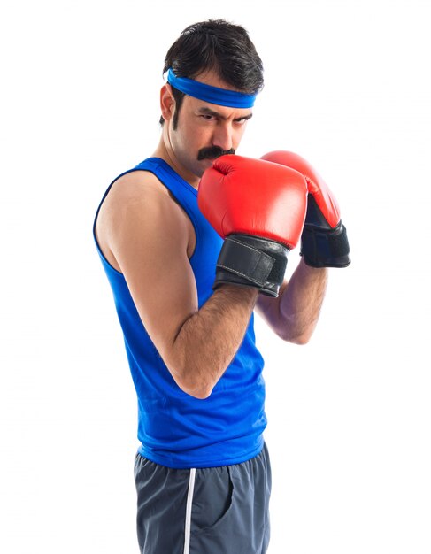 Sportivo pazzo con i guantoni da boxe