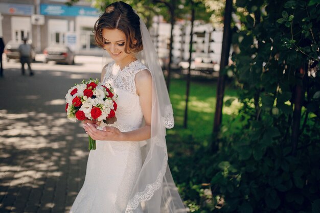 sposa allegra che tiene il suo bouquet colorato