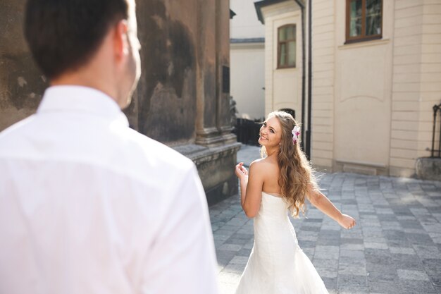 Sposa ballare in strada, mentre il marito orologi