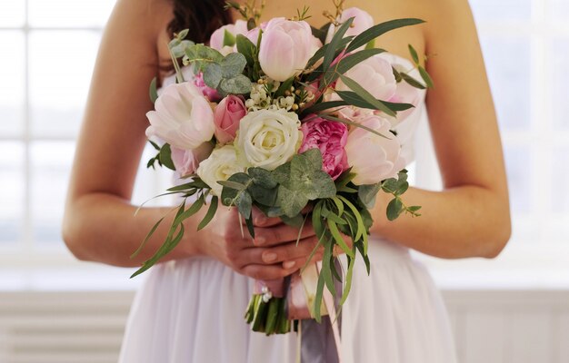 Sposa che tiene bouquet floreale