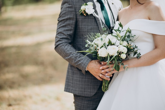 Sposa che tiene il suo bouquet da sposa