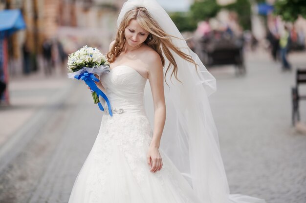 Sposa con il mazzo in strada