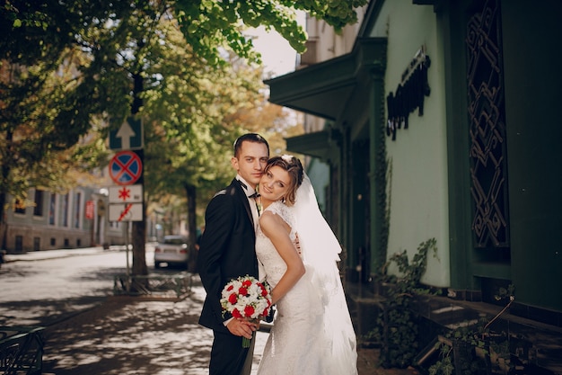 Sposa con la testa attaccata al volto dello sposo