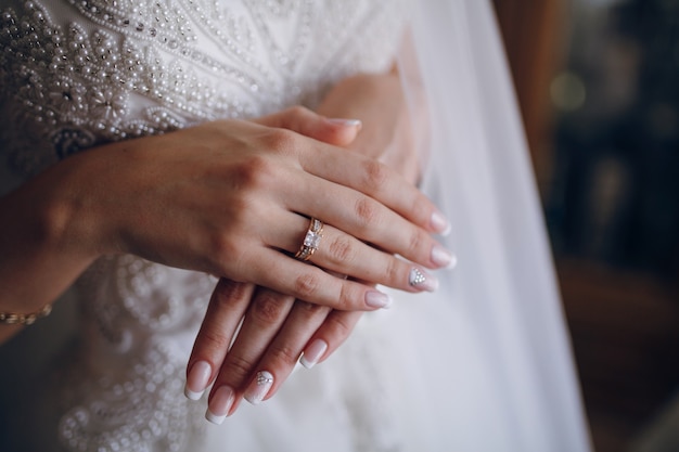 Sposa con le mani incrociate