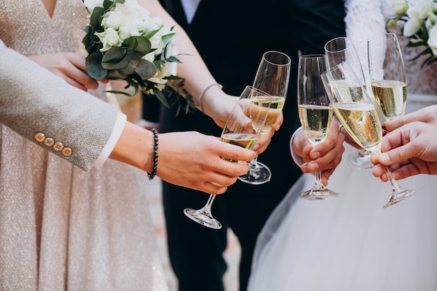 Sposa con lo sposo che beve champagne sul loro matrimonio