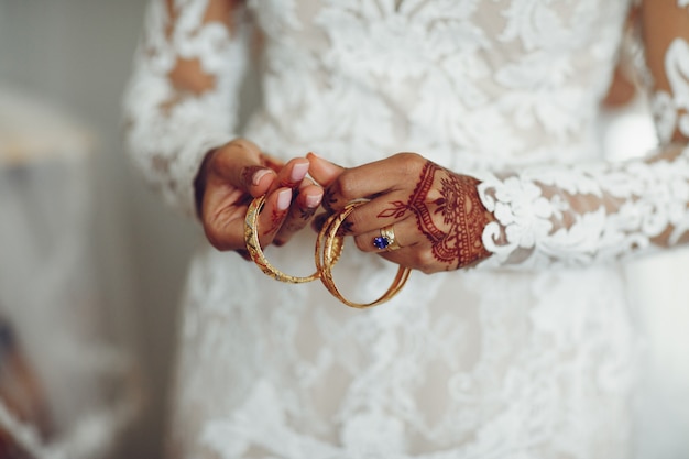 Sposa con mehendi