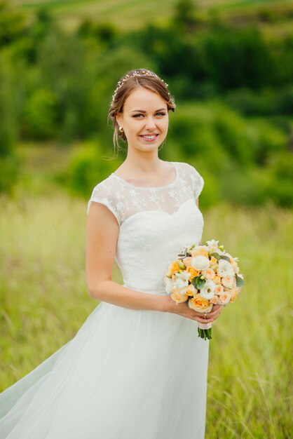 Sposa con un mazzo, sorridente. Ritratto di nozze di bella sposa. Nozze. Giorno del matrimonio.