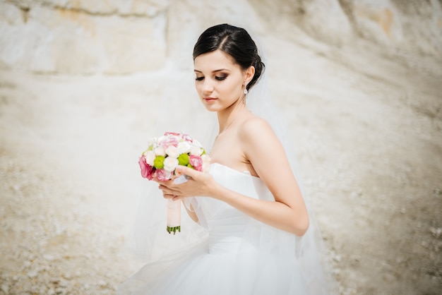 Sposa con un mazzo, sorridente. Ritratto di nozze di bella sposa.