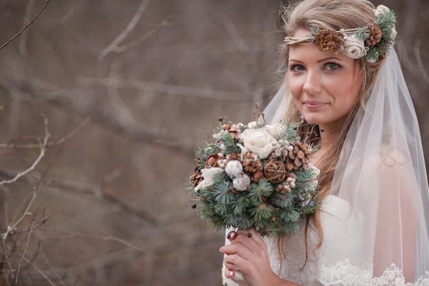 Sposa con un velo e bouquet