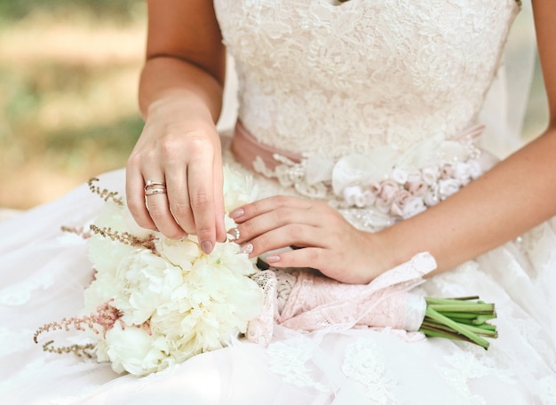 sposa della donna che tiene un bello mazzo di fiori