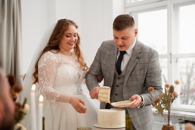 Sposa e sposo che tagliano la torta al loro matrimonio