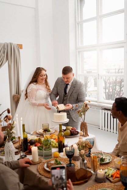 Sposa e sposo che tagliano la torta al loro matrimonio