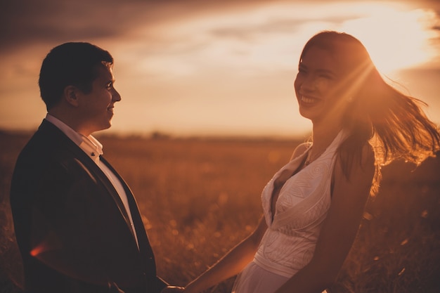 &quot;Sposa e sposo in piedi in campo sorridente&quot;